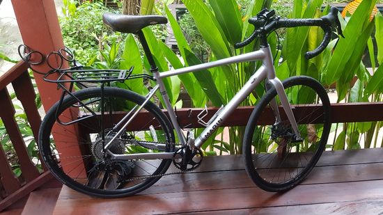 Das mit dem Fahrrad ist noch eine eigene Geschichte. Als ich dort anrief verriet er mit, dass die Adresse absichtlich falsch eingestellt ist, da er nicht moechte dass bekannt ist wo er genau ist - very strange!
Das Gravel-bike ist neu und ich habe den Thai schrauben lassen bis alles gepasst hat. Das beste war, als er mit einer Wasserwaage-App den Gepaecktraeger ausrichtetet. Er hatte nur vergessen, dass das Fahrrad am Montagestaender schraeg war. Als er es dann am Boden stellte machte er halt alles nochmals.
Zum einfahren wollte ich zu einer Kellerei in die Weinberge 40km einfach. Die Strasse dorthin war monoton hatte aber sogar einen Fahrradweg, der jedoch voll mit Steinen war. Nach 20 km ging mir das Wasser aus und ich fing an zum kalkulieren. Ich fand ein Strassenrestaurant und bestellte von der bebilderten Karte. Sie kam zurueck und erklaerte mir dass sie das nicht hat. Also naechstes Gericht ausgewaehlt - das gleiche wieder. Am Schluss habe ich Reis mit Huehnchen erhalten. Anschliessend zu der Himmel zu und ich beschloss zurueck zu fahren.