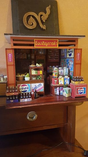 Das ist eine thailaendische Puppenkueche neben den PC mit Thai-Tastatur.
liebevoll eben!