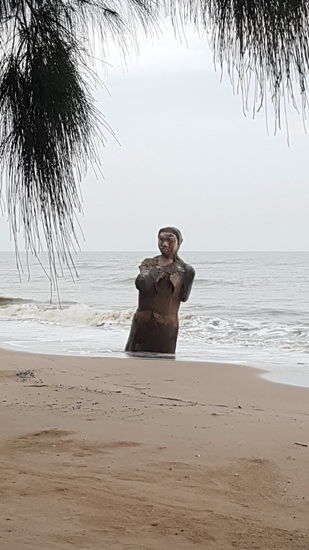 Von welchem Piratenschiff ist diese Figuar wohl abgebrochen - stand da einfach am Strand mit defekter Brust!