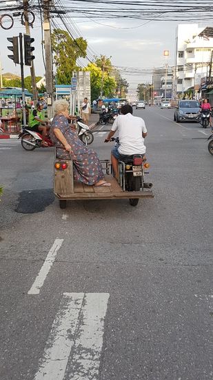 Die Oma war mindestens über 70zig und musste sich noch in die Kurve legen!