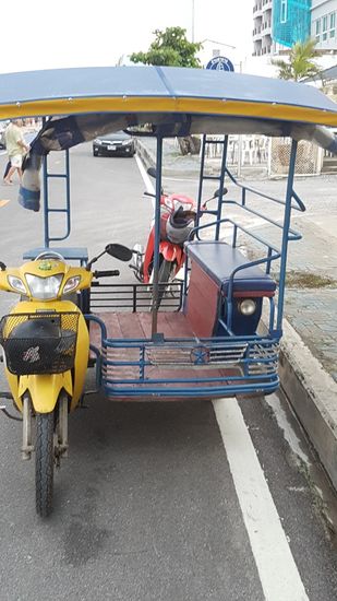 Mit solch einen Gefährt wurde ich gerne mal beim TÜV vorfahren - man beachte den Zusatzscheinwerfer!