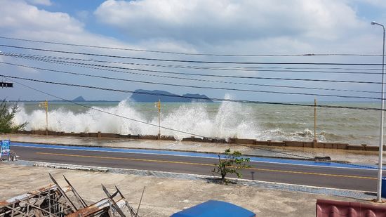 Blick von der Dachterrasse auf die stürmische See