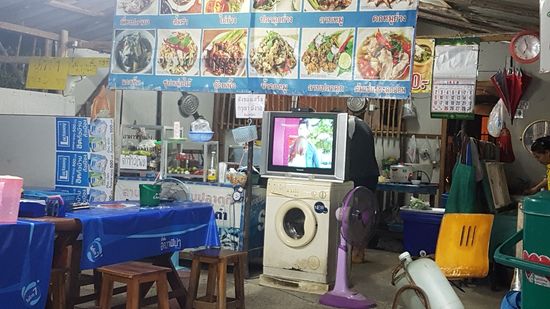 Warum denn die Waschmaschine wegwerfen, wenn man diese als Standfuß noch benützen kann. Hier habe ich ausgezeichnet für 0,93€ gegessen!