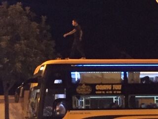 In diesen Nachtbus wurden mehere Motorraeder zuerst zerlegt und dann in den Kofferraum verpackt. Der Rest auf den Dach.