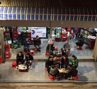 Eines der lustigsten Restaurants das wir bisher hatten - ich ueberlege meine Garage auch in ein Restaurant zu verwandeln. Wir bekamen Erdnuesse, aber 50% davon waren leer.