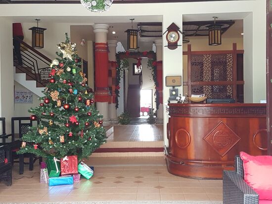 Und das war der schoene Christbaum unter dem die Ratte herumlief, waehrend wir eincheckten. Hinten bei der offenen Tuere rein und kurz die Geschenke und neuen Gaeste begruessen