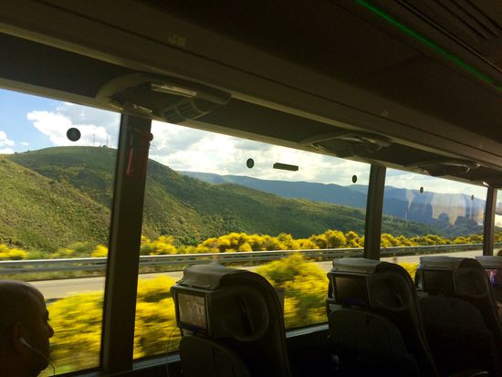 Spanien begrüßt uns mit sonnigem Wetter, einer schönen Landschaft und einem erstaunlich modernen Bus auf der 4h langen Busfahrt von Madrid nach Ponferrada.
