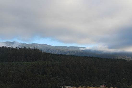 Frühstück im B&amp;B, ein erster Blick aus dem Fenster - vielversprechend! Noch hängen die Nebel tief aber die ersten blauen Streifen versprechen: das wird ein schöner Tag!