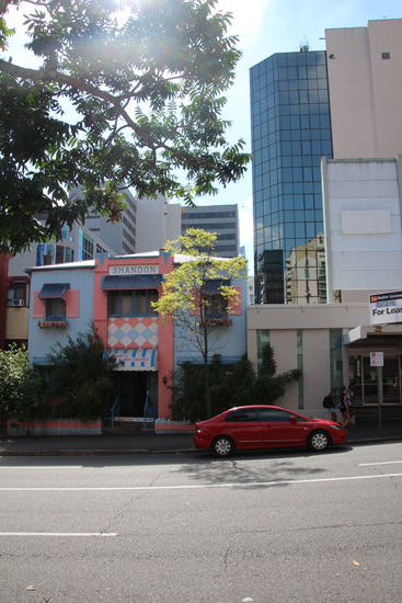 Unser B&amp;B, umgeben und überragt von dichter und hoher Bebauung, eine Konstellation, die hier sehr oft anzutreffen ist...