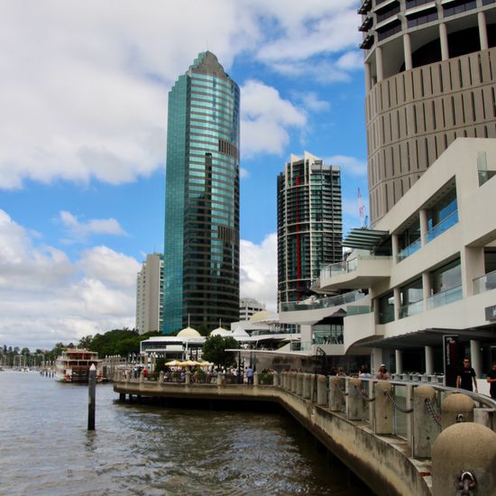 ...aber dann dominieren eben doch Beton, Stahl und Glas.