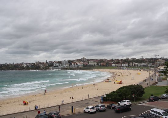 Bondi Beach, ein 1000 m langer Sandstrand und Juwel für Schwimmer, Surfer, Taucher und Angler. Heute das Ziel unsere Wanderung. 
Natürlich ist die Badehose mit dabei.