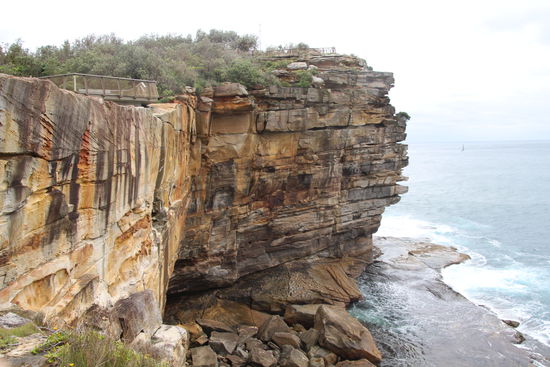 Die Wanderung beginnt. Vom Anleger durch einen kleinen Park und dann von der Landseite hinauf zur Klippe. Blick nach links... Wow!!!