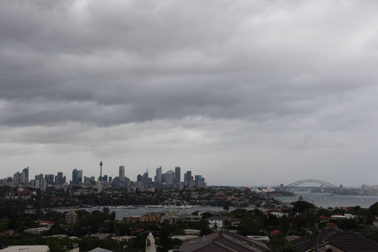 Keine wirklich herausragende Aufnahme, aber ein Blick zurück, -gemacht von einer Anhöhe- zeigt, von wo wir kommen: aus dem Hafen von Sydney. Und aneinandergereiht am Horizont Skyline, Opera House und Harbour Bridge