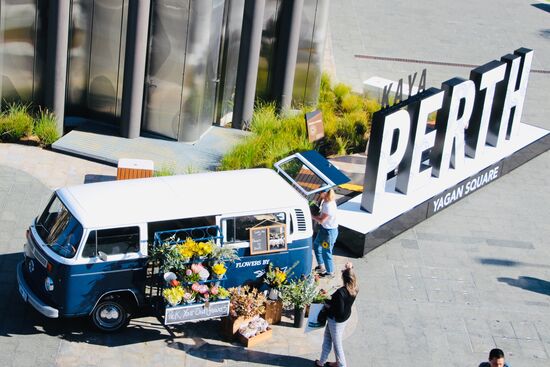 Was für ein Empfang: Ein deutsches (historisches) Blumen-Auto neben dem Logo  von Perth im beginnenden australischen Frühling. Da kann man wirklich nicht meckern. Passt...