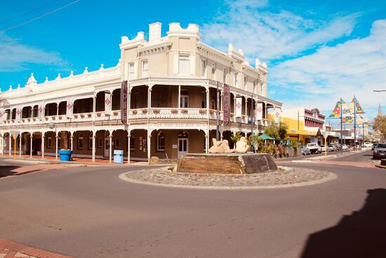 Rose Hotel mit umlaufender Veranda