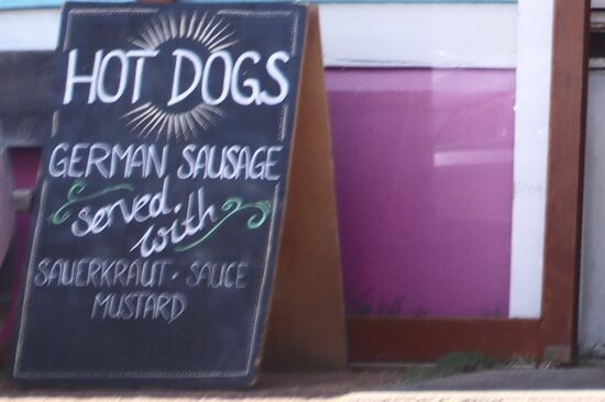 German Sausage ist ein Bockwürstchen, das Sauerkraut durch Freunde original aus Deutschland importiert und die Sauce entpuppte sich als Ketchup. (Letzteren musste ich nicht haben)