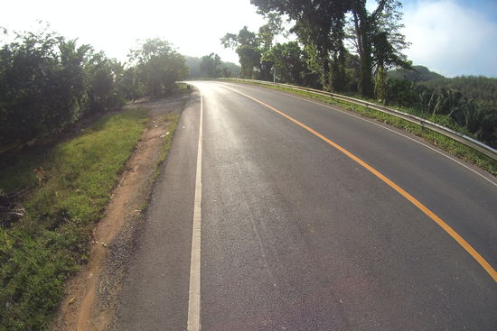 Straße 401 von Khao Sok Richtung Suratthani, ich bin fast allein!