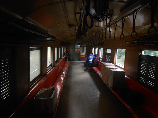 Der Gepäckwagen im Nahverkehrszug Richtung Bangkok