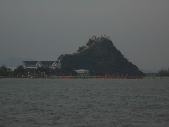 Blick in die Bucht und auf den Tempelberg von Prachuap