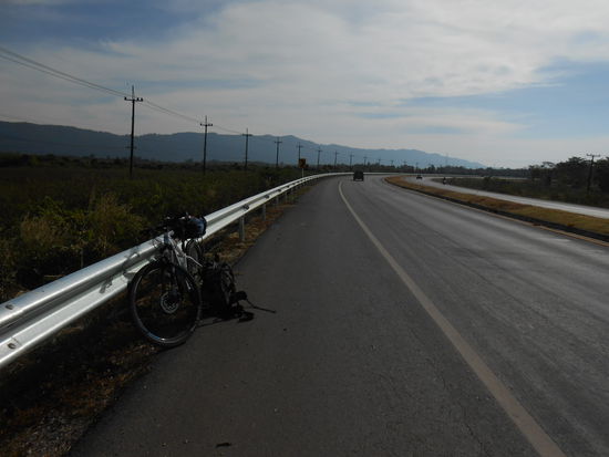 nach Ban Paeng, entspanntes Fahren auf guter, leerer Straße