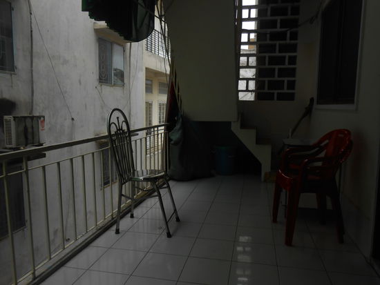 "Aussicht vom Balkon" im Hotel in Chau Doc für 8 Dollar, das Zimmer selbst hatte kein Fenster
Wenn man von der Brüstung schaut, sieht man Ratten - so groß wie kleine Hunde!