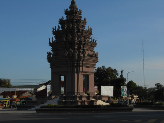 solche kleinen "Tempel" sieht man in Kambodscha öfter an Kreisverkehren