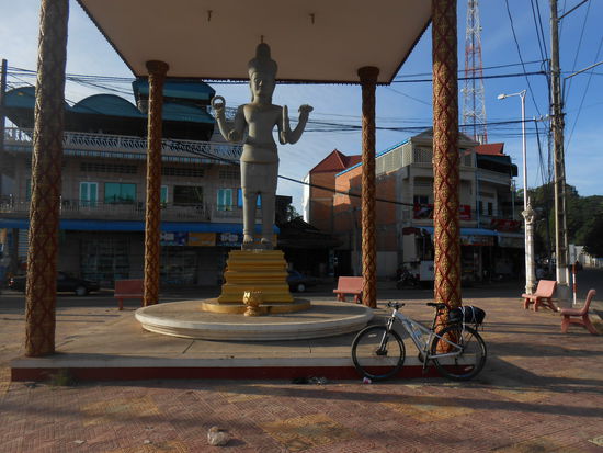 Statur in Kompong Chnang, davor mein MERIDA