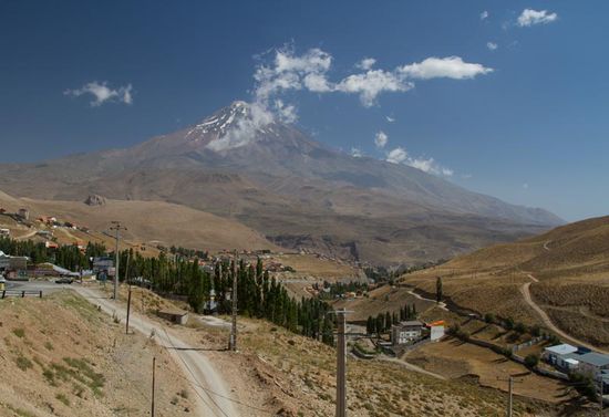 Auch im August noch mit Schneeresten, der Damavand.
