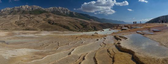 Zu diesem Punkt muß man drei km mit dem Pickup auf der Ladefläche fahren. Wir alle hatten selten einen sollchen Spaß. Meit dabei waren zwei Iranische Familien mit kleinen Kindern. Leider konnten wir abends nicht die Einladung zum Essen annehmen.