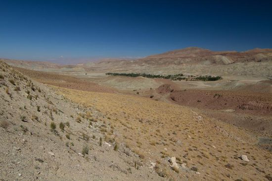 hinten links der Damavand im Hintergrund, Sichtweite über 100 km, vorne eine Wüstenoase.