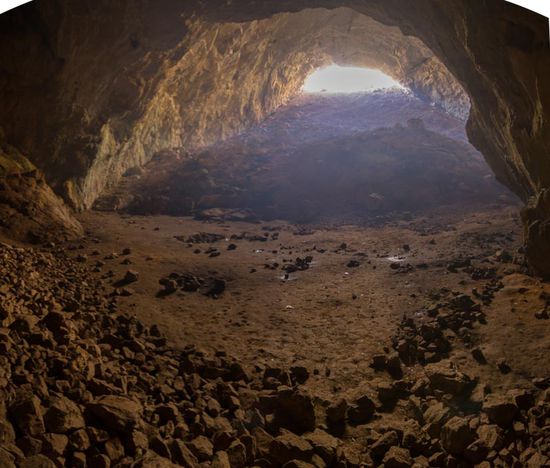 In diese Höhle könnte ein Hubschrauber fliegen. Wer Lust hat kann auch ohne Anmeldung tagelang in der Höhle "spazieren" gehen. Sie ist noch nicht erschlossen.