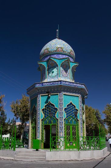 Rayen, einer der vielen schönen Uhrtürme des Iran.