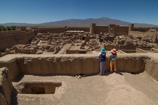 Lehmziegelburg in Rayen, kleiner, aber das einzig vergleichbare zu Bam. Auch hier wird viel restauriert. Wir waren die einzigen Besucher zu der Zeit.