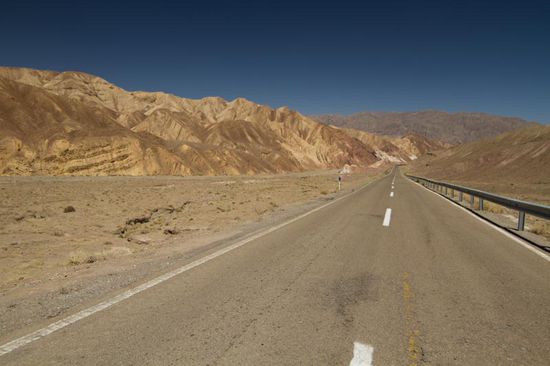 wie im Südwesten der USA, farbenprächtige Canyons, breite Straßen, menschenleere Gegend.