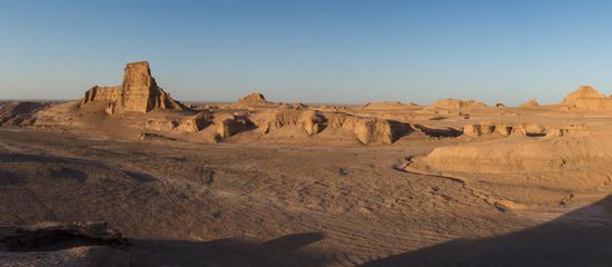 Nur an wenigen Stellen ist tiefer Sand. Mit dem Auto kann man durchaus etwas hineinfahren. Pisten gibt es "überall".