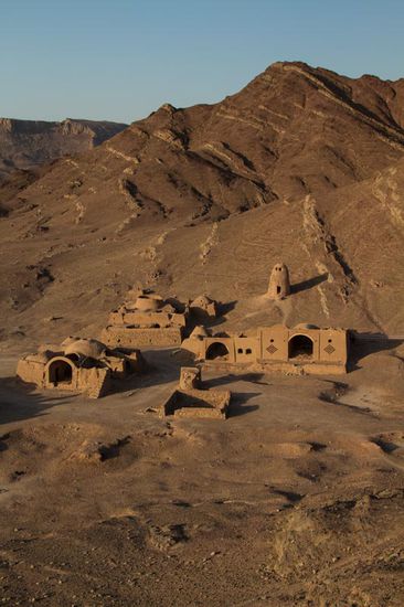Ruinen unter einem alten Schweigeturm (Feierbestattung, seit dem Schah aus hygienischen Gründen verboten)
