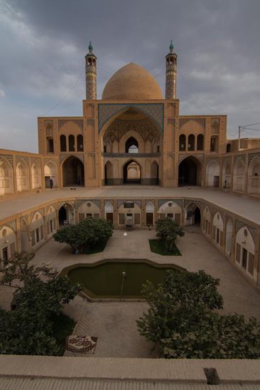 Die Moscheen sind außer Freitags quasi immer leer. Schiiten beten ohnehin deutlich seltener als Suniten.