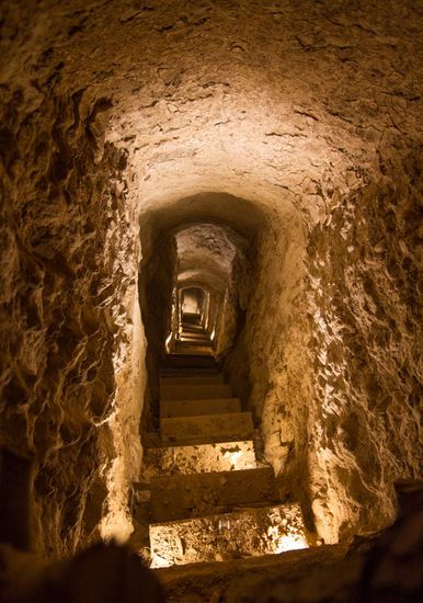 Eine große unterirdische Stadt, die man erst vor wenigen Jahren entdeckt hat. Noch weiß man nicht viel darüber.