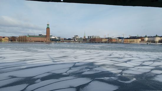 Blick vom "Raucherraum" auf das Stadshuset in Kungsholmen und Gamla Stan.