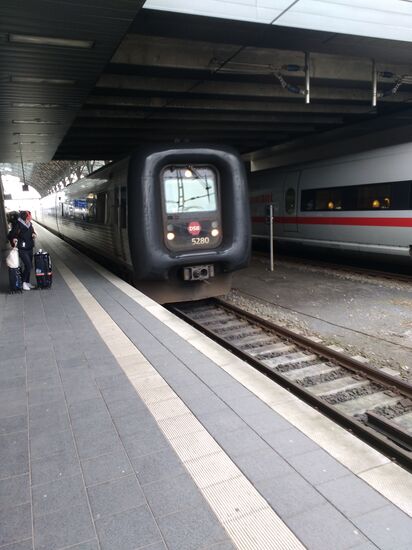 Einfahrt EC 35 in Kiel.