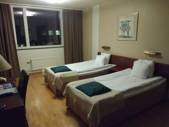 Übernachtung im Hotel Jörgen Kock, direkt am Bahnhof. Großes Zimmer und leckeres Frühstück .
