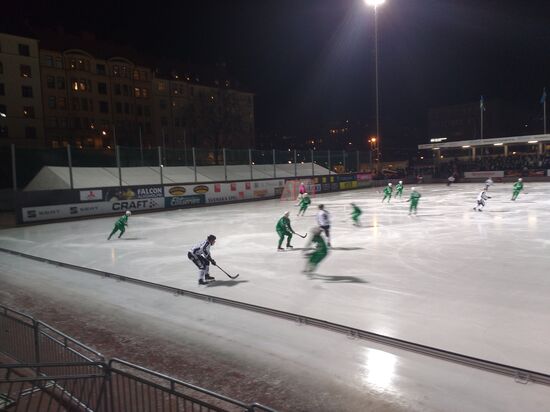 Sandviken im Angriff (weiße Trikots).