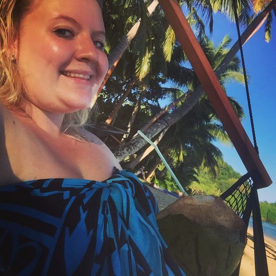 Meine erste Kokosnuss im Paradies schmeckt wahnsinnig gut!