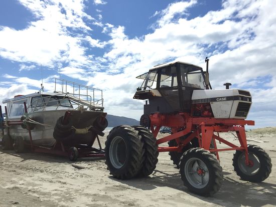 Das Boot wird mit diese Riesen Traktor ins Wasser und wieder heraus befördert