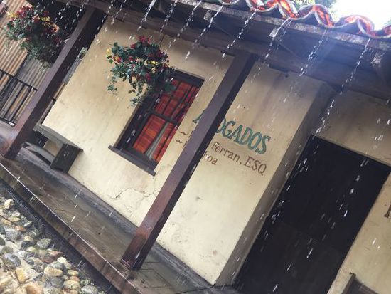 Sogar der Filmregen wird uns erklärt. Damit er in Filmen so gut rüber kommt wird Milch hinzugefügt, damit er wirklich sichtbar ist. Normales Wasser würde auf der Kamera nicht so gut sichtbar.