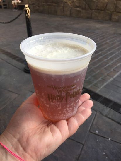 Butterbier: sehr süß und hat wenig mit Bier zu tun. Ich würde sagen der Schaum oben auf besteht aus Marshmallow 