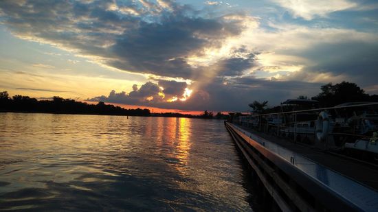 02.06.2017
Sonnenuntergang beim ersten Nachtessen in Weil am Rhein.