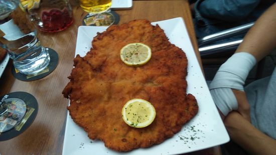 03.06.2017
Nachtessen in Preisach.
XXL-Schnitzel vom Nebentisch.