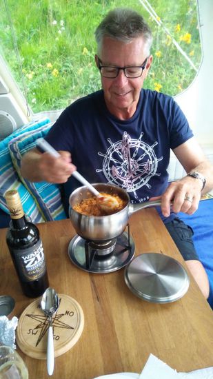 Fredy beim Risotto-kochen auf dem Rechaud