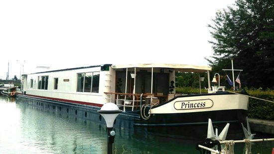 Erstklasshotel auf dem Kanal